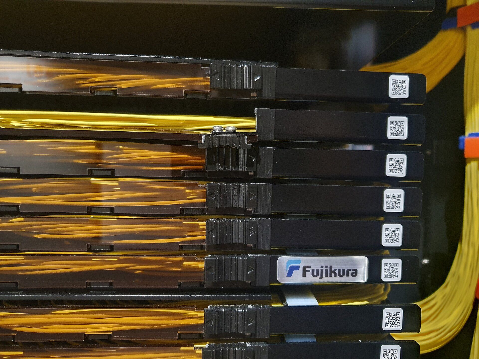 Bir müze sergisinde, makaraya sarılı fiber optik kablo.