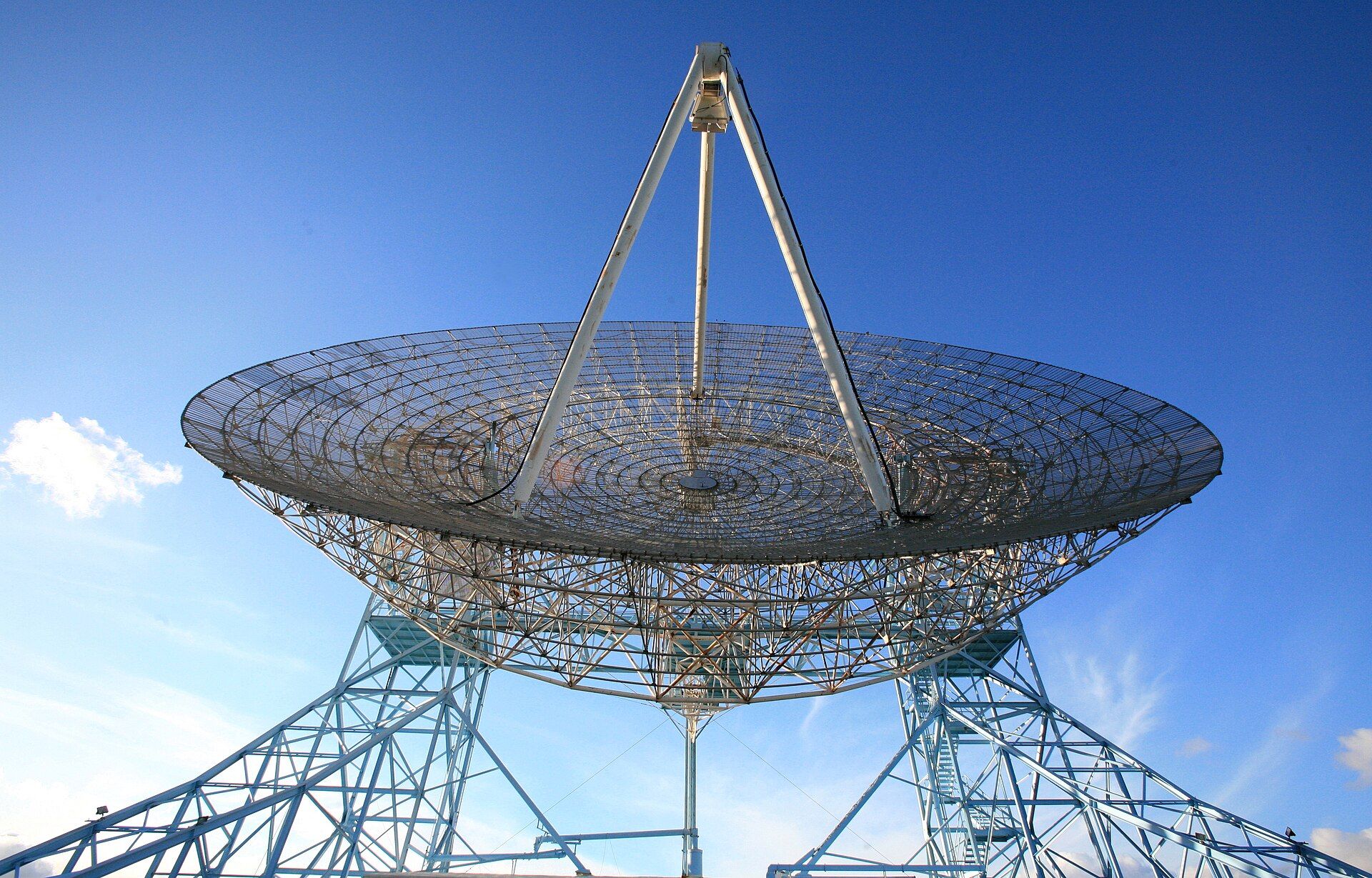 Açık havada, tepelik bir arazide büyük bir radyo teleskop çanağı.
